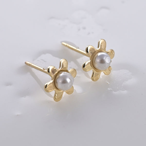 Daisy Pearl Stud Earrings