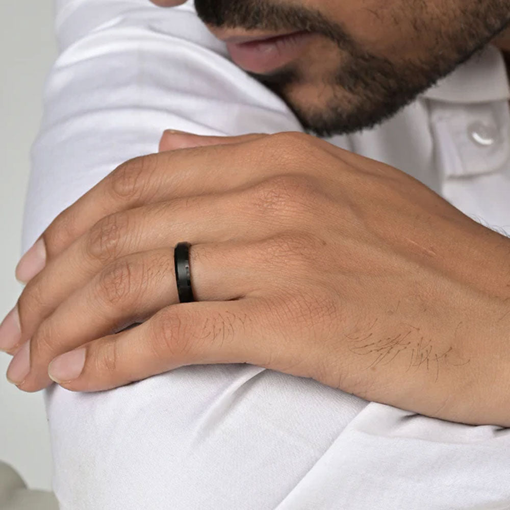 Close up of man's hands with wedding ring on finger. Man twisiting wedding  ring Stock Photo - Alamy