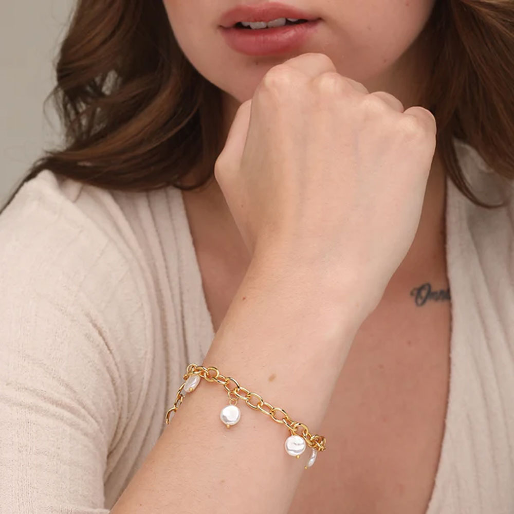 Pearl Bracelets for Women: Explore for Trendy Designs of Bracelets Online.